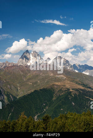 I picchi gemelli del monte Ushba (4710m) nella regione di Svaneti delle montagne del Caucaso nel nordovest della Georgia. Foto Stock