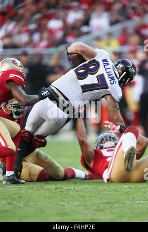 Santa Clara, California, USA. Xviii oct, 2015. Baltimore Ravens manualmente l'estremità Maxx Williams (87) in azione durante la NFL partita di calcio tra la Baltimore Ravens e San Francisco 49ers a Levi's Stadium di Santa Clara, California. Il San Francisco 49ers sconfitto il Baltimore Ravens 25 a 20. Credito: Christopher trim/Cal Sport Media/Alamy Live News Foto Stock