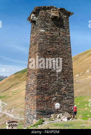 Regina Tamar Svan della torre nel villaggio di Ushguli nella regione di Svaneti del nord ovest della Georgia. Foto Stock