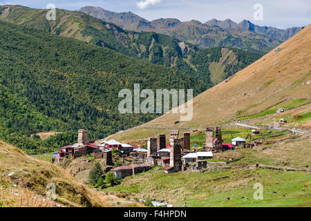 Chvibiani, una delle quattro frazioni comprendente Ushguli comunità nel distretto di Svaneti, montagne del Caucaso settentrionale, Georgia. Foto Stock