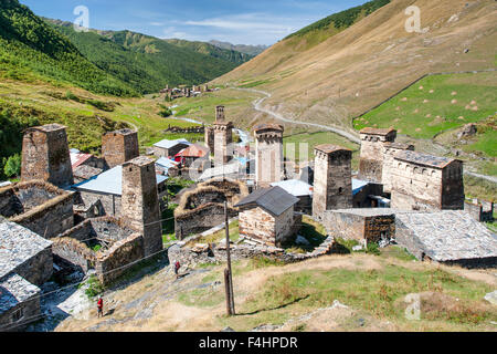 Chazhashi, una delle quattro frazioni comprendente Ushguli comunità nel distretto di Svaneti, montagne del Caucaso settentrionale, Georgia. Foto Stock