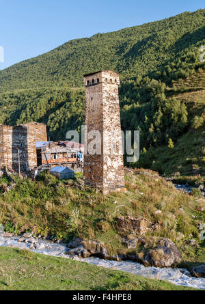 Torre Svan in Chazhashi, una delle quattro frazioni comprendente Ushguli comunità nel distretto di Svaneti, nord della Georgia. Foto Stock