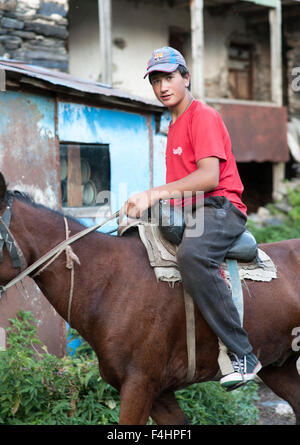 Un cavallo-montato bracciante agricolo in Zhibiani, una delle quattro frazioni comprendente Ushguli comunità nel distretto di Svaneti, montagne del Caucaso, Foto Stock