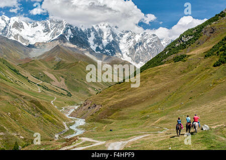 Passeggiate a cavallo alle pendici del Monte Shkhara (la montagna più alta in Georgia), regione di Svaneti, montagne del Caucaso, Georgia. Foto Stock