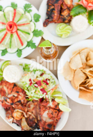 Tikin Xic, Yucatan pollo, guacamole, Salsa e una corona presso la Casa del Tikin Xic, Playa Lancheros, Isla Mujeres, Quintana Roo, Foto Stock