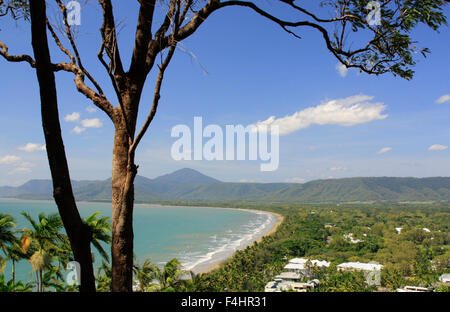 Vista di Port Douglas Beach Australia in una giornata di sole Foto Stock