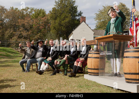 George Washington impersonator la tostatura di anteprima e degustazione di Mount Vernon Single Malt Whisky - Alexandria, Virginia, Stati Uniti d'America Foto Stock