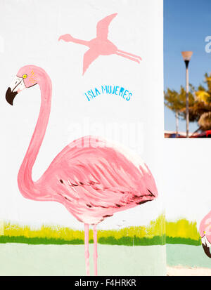 Un murale colorato vicino allo Zocalo (cittadina principale plaza) in Isla Mujeres, Quintana Roo, Messico. Foto Stock