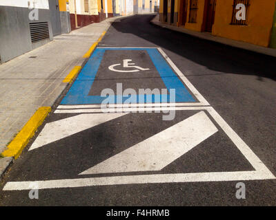 Parcheggio Disabili segno posto sul vecchio centro steet Foto Stock