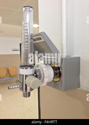 Montato a parete di close-up di ossigeno misuratore di flusso di ossigeno in un ospedale sala di consultazione Foto Stock