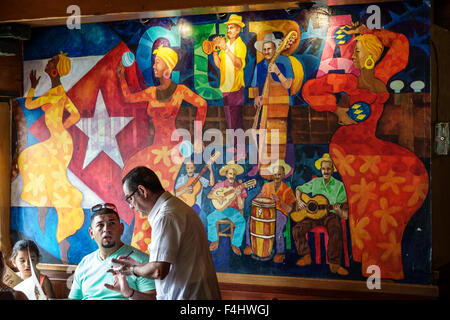 Miami Florida,Little Havana,Calle Ocho,SW th Street,la Carreta,ristorante ristoranti ristorazione cafe,cubano,cibo,cucina,interno,muro murale,a Foto Stock