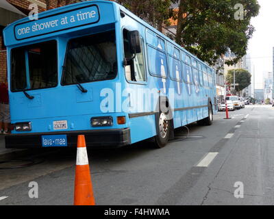 San Francisco, California, Stati Uniti d'America. 15 ottobre, 2015. Un bus di doccia che recita "una doccia in un momento' visto su una strada di San Francisco, California, Stati Uniti d'America, 15 ottobre 2015. Due città smantellata gli autobus sono stati riattaccati dalla lava Mae progetto per includere due ampie cabine per doccia nonché WC e lavandini rispettivamente. I bus azionato da un conducente di bus e gestito da volontari si fermerà in vari quartieri della città per cinque giorni a settimana. Foto: Barbara Munker/dpa/Alamy Live News Foto Stock