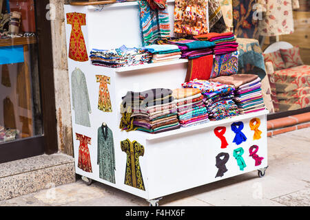 I prodotti tessili nel bazaar a Istanbul Foto Stock