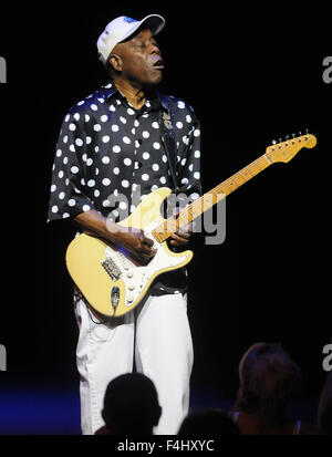 Melbourne, Florida, Stati Uniti d'America. Xvii oct, 2015. - American blues chitarrista e cantante Buddy Guy esegue al King Center for the Performing Arts di Melbourne, in Florida, il 17 ottobre 2015. Credito: Paul Hennessy/Alamy Live News Foto Stock