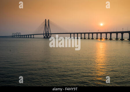 Il collegamento marittimo Bandra-Worli, ufficialmente chiamato Rajiv Gandhi Sea link, è un ponte sospeso con cavi e vi in cemento-acciaio pre-sollecitato Foto Stock