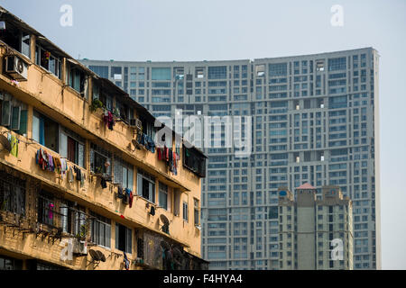Le facciate di un grande salone edifici con le finestre di molti appartamenti e case tipiche della classe operaia indiani Foto Stock