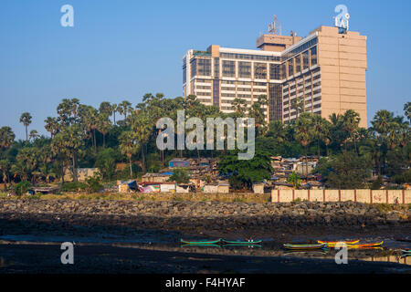 Il più possibile contrasto, i pescatori delle baraccopoli zona appena dietro il molto lussuoso e costoso taj Land's End hotel in bandstand Foto Stock