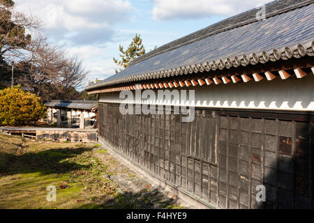 Giappone, Yamato-Koriyama castello. Palizzata, parete che conducono fuori Tamon torretta, yagura. Pareti in legno e rabboccato con intonaco bianco e tetto, dobei stile. Foto Stock