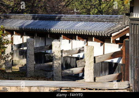 Giappone, Yamato-Koriyama castello. Palizzata, parete da Ote angolo est torretta, yagura. Sormontato in legno con intonaco bianco, dobei stile. Ishizama supporta. Foto Stock