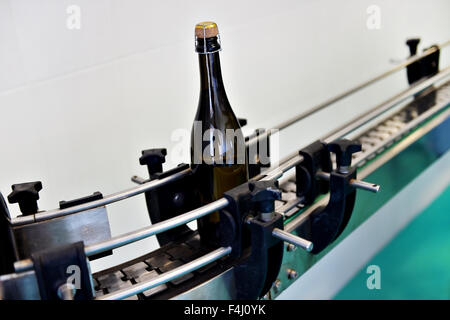 La produzione industriale shot con bottiglie di champagne sul nastro trasportatore in una fabbrica Foto Stock