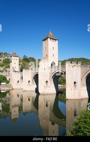 Pont Valentré fortificata di arco in pietra ponte sopra il fiume Lot cahors, Francia, Europa Foto Stock