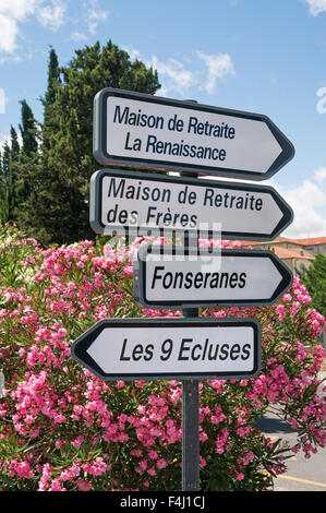 Cartello a dare indicazioni al 9 si blocca sul Canal du Midi a Fonseranes, Béziers, Languedoc, Francia, Europa Foto Stock