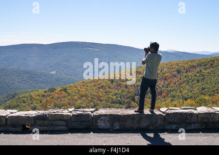 Un fotografo germogli attraverso la Shenandoah Valley dalla Skyline Drive, Parco Nazionale di Shenandoah, Virginia, Stati Uniti d'America Foto Stock