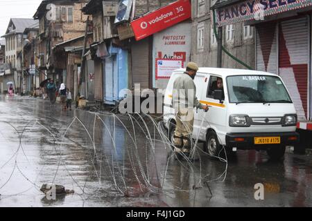 Srinagar Kashmir. Xix oct, 2015. Un poliziotti si arresta il veicolo durante il coprifuoco a Srinagar, Jammu e Kashmir in India. Credito: Basit zargar/Alamy Live News Foto Stock