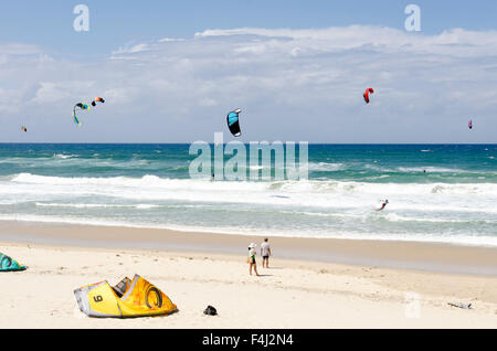 Il kite surf sulla spiaggia di Southport Surfers Paradise, Queensland, Australia Foto Stock