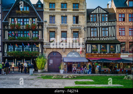 Gli edifici storici di linea la Place du Vieux Marché a Rouen, Francia. Foto Stock