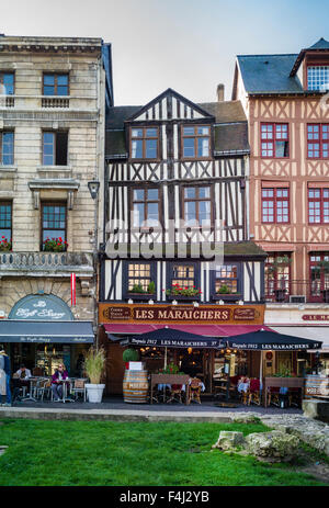 Edifici storici la linea storica Place du Vieux Marché a Rouen, Francia. Foto Stock