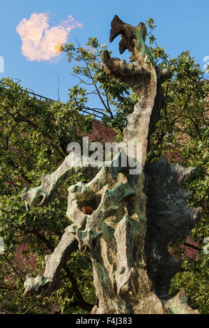 Drago del colle di Wawel respirando fuoco, Cracovia in Polonia. Foto Stock