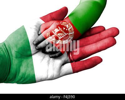 Bandiera dell'Italia sovrapposta la mano di un uomo adulto tenendo una mano del bambino con la bandiera dell'Afghanistan sovrastampata Foto Stock