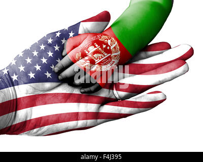 Bandiera degli Stati Uniti sovrapposta la mano di un uomo adulto tenendo una mano del bambino con la bandiera dell'Afghanistan sovrastampata Foto Stock