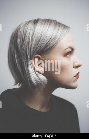 Contemporanea ragazza hipster con argento capelli grigi Foto Stock