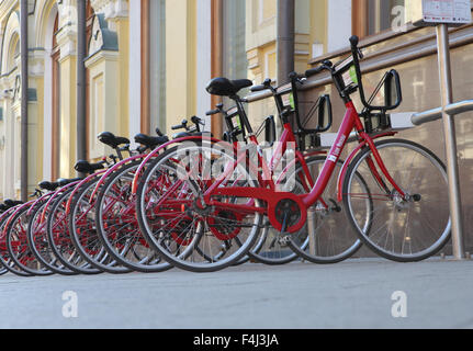 Mezzi di trasporto ecologici nel centro di Mosca - il governo Parcheggio biciclette Foto Stock