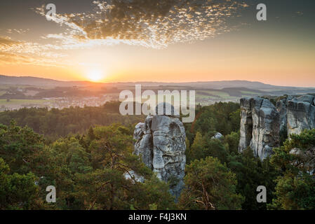 Vista panoramica di rocce di arenaria a Cesky raj, paradiso ceco, Hruboskalsko, Repubblica Ceca Foto Stock