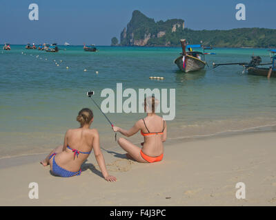 Le donne occidentali turisti prendere selfie foto sulla spiaggia di Phi Phi Islands, sul mare delle Andamane, Thailandia, Sud-est asiatico, in Asia Foto Stock