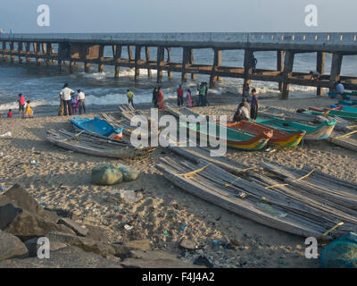 Barche di pescatori sulla spiaggia presso l' unione francese territorio di Pondicherry, Tamil Nadu, India, Asia Foto Stock