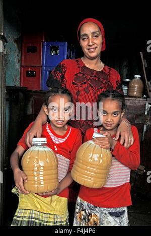 Agricoltore donna e famiglia con il miele prodotto in un co-operativa nella zona di Masha dell Etiopia, Africa Foto Stock