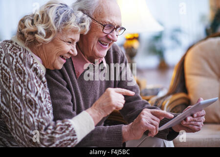 Happy seniors networking insieme a casa Foto Stock