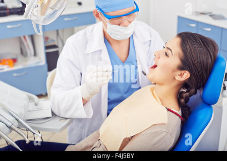 Giovane donna in visita dal dentista Foto Stock