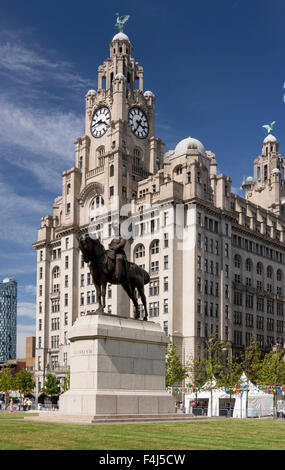 Il Royal Liver Building, Sito Patrimonio Mondiale dell'UNESCO, e la statua di Edward VII, Liverpool, Merseyside England, Regno Unito Foto Stock