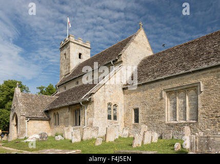 La Chiesa di Santa Maria, Swinbrook, Oxfordshire, Cotswolds, England, Regno Unito, Europa Foto Stock