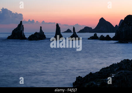 Roccia e mare. La spiaggia Gueirua. Cudillero. Mare Cantabrico. Asturias Provenza. Spagna. Europa Foto Stock