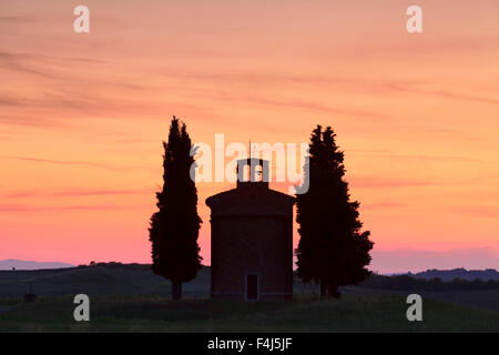 Capella di Vitaleta al tramonto, Val d'Orcia (Val d'Orcia), il Sito Patrimonio Mondiale dell'UNESCO, in provincia di Siena, Toscana, Italia, Europa Foto Stock