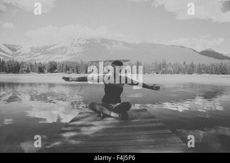 Giovane bella donna che viaggia in Jasper, Canada in bianco e nero Foto Stock