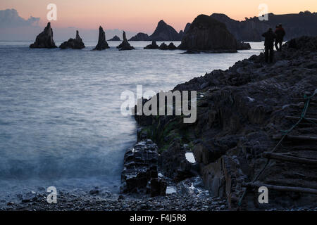 Roccia e mare. La spiaggia Gueirua. Cudillero. Mare Cantabrico. Asturias Provenza. Spagna. Europa Foto Stock