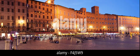 Ristoranti a Piazza del Campo a Siena, Sito Patrimonio Mondiale dell'UNESCO, in provincia di Siena, Toscana, Italia, Europa Foto Stock