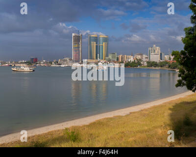 Porto con lo skyline della citta', Dar es Salaam, Tanzania, Africa orientale, Africa Foto Stock